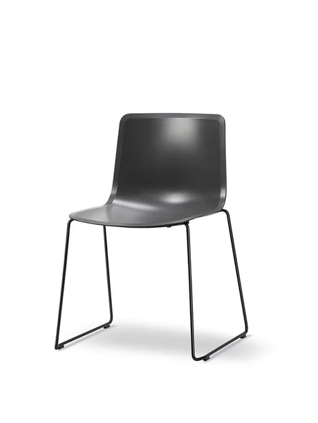 Pato Stuhl, mit Gestell von Fredericia Furniture - Dunkelgrau / Krom - Jacobsen Plus