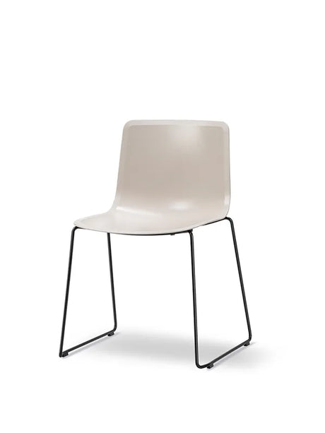 Pato Stuhl, mit Gestell von Fredericia Furniture - Sand / Krom - Jacobsen Plus