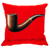 Magritte La trahison des images rouge Kissen fra Poulin Design