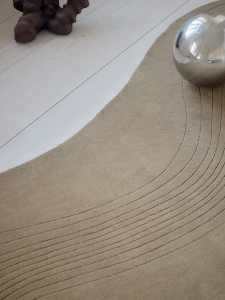 Fluid Arc Teppich, Olive von Linie Design - 225 x 300 cm. - Jacobsen Plus
