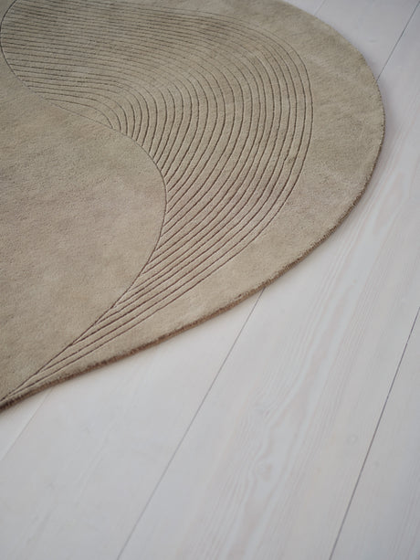 Fluid Arc Teppich, Olive von Linie Design - 225 x 300 cm. - Jacobsen Plus