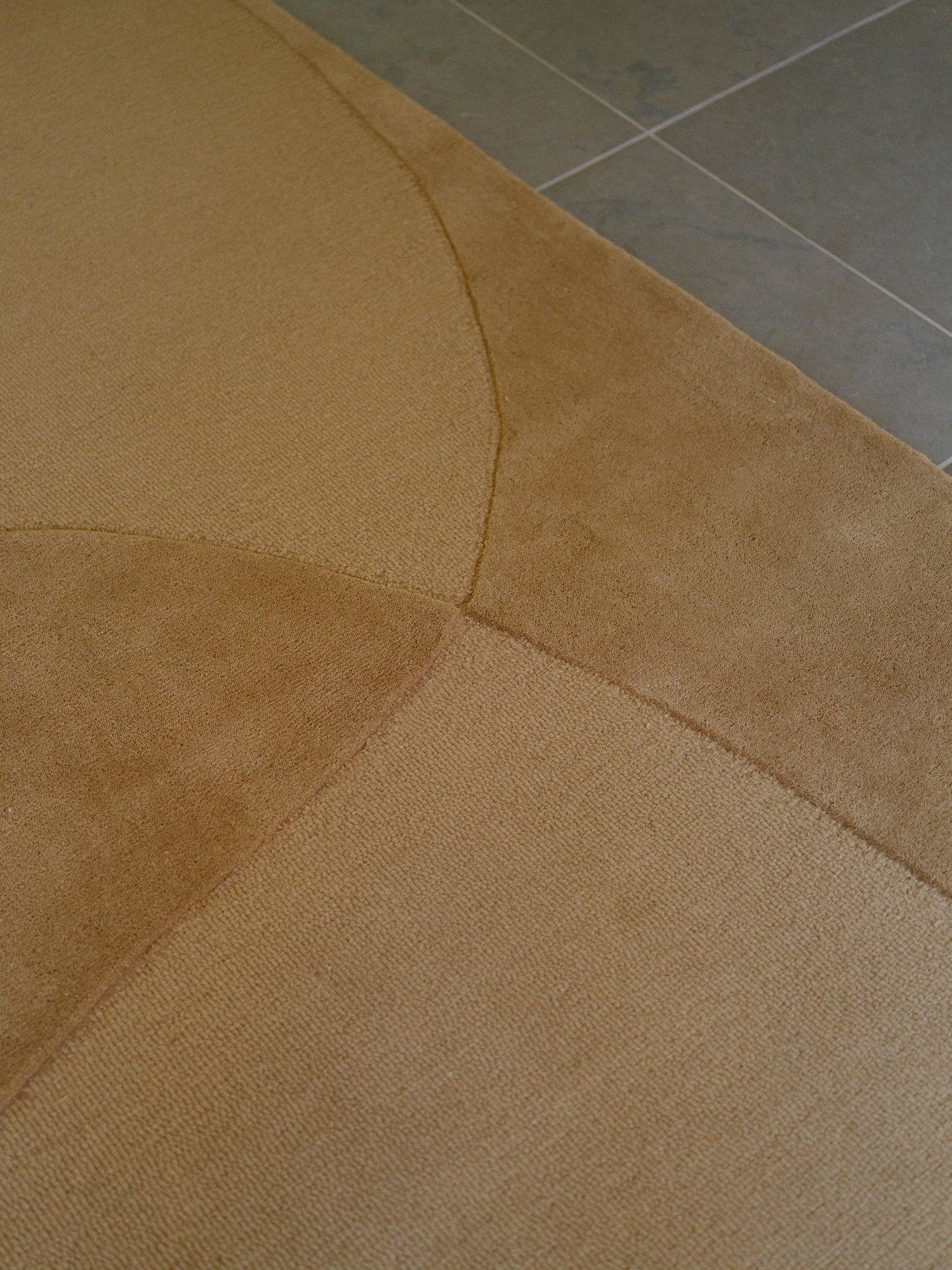Split Plains Teppich, Mustard von Linie Design
