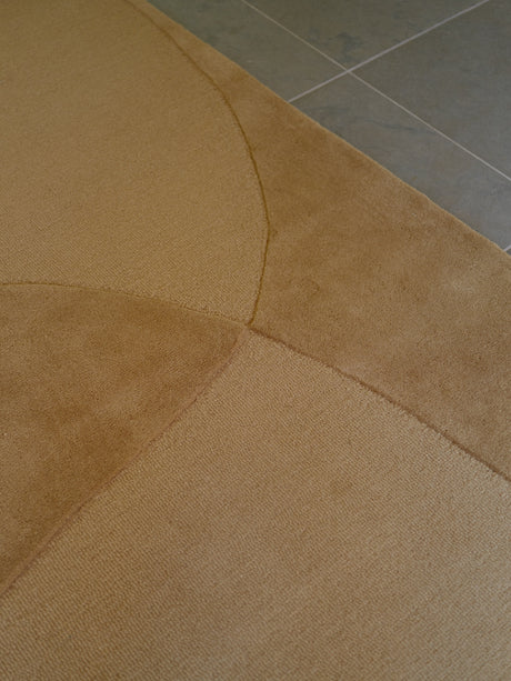 Split Plains Teppich, Mustard von Linie Design - 140 x 200 cm - Jacobsen Plus
