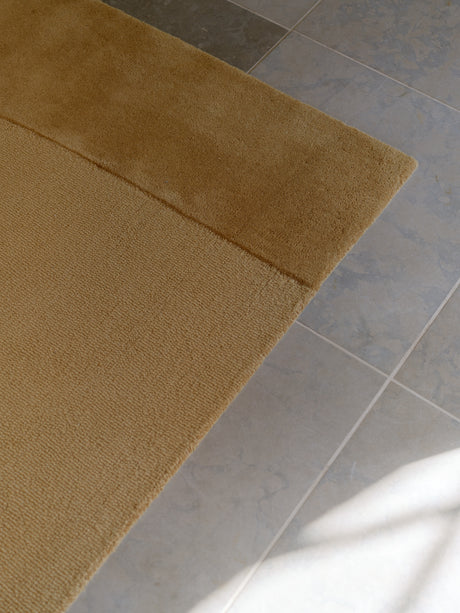 Split Plains Teppich, Mustard von Linie Design - 140 x 200 cm - Jacobsen Plus