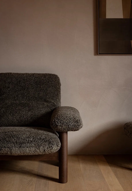 Brasilia Lounge Chair, Dark Stained Oak Sheepskin Root von Audo Copenhagen - 3 - Jacobsen Plus