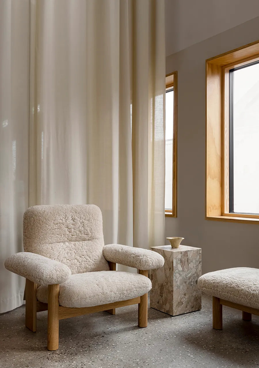 Brasilia Lounge Chair, Natur Eiche Schaffell Nature von Audo Copenhagen - 4 - Jacobsen Plus