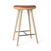 High Stool, matt lackiertes Eichenholz, Nuance Walnut Leder, 74 cm, hoher Barhocker von Mater