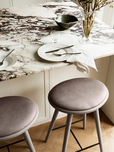 High Stool, graue Buche, Nuance Burned Grey Leder, 69 cm, niedriger Barhocker von Mater - 3 - Jacobsen Plus