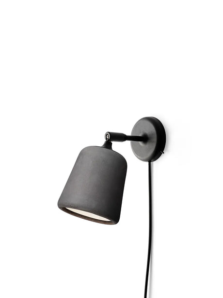 Material Wandleuchte von New Works - Dunkelgrauer Beton - Jacobsen Plus