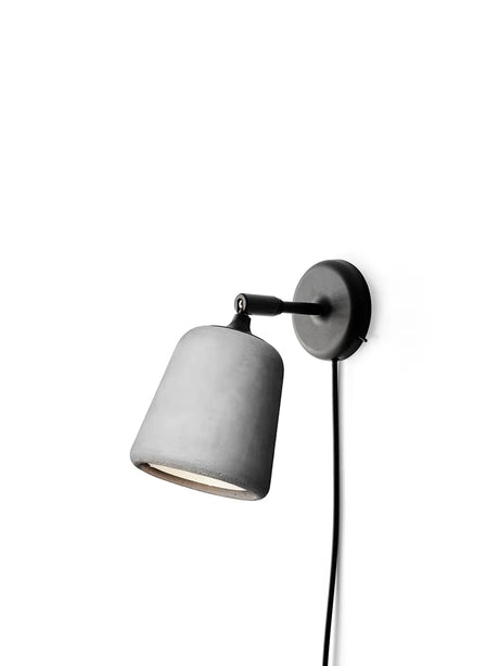 Material Wandleuchte von New Works - Hellgrauer Beton - Jacobsen Plus