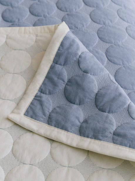 HAY Mega Dot Organic Tagesdecke, 235x245 cm - Dusty Blue - Jacobsen Plus