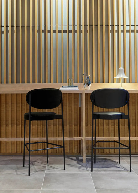 Serie 430 Barhocker, Schwarz von Verner Panton - Höhe: 65 cm / Stofgruppe 1 - Jacobsen Plus