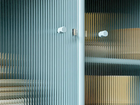 Ripple I Vitrinenschrank von Montana - Acacia - Jacobsen Plus