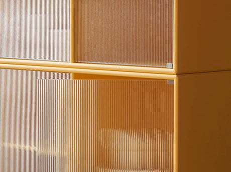Ripple IV Vitrinenschrank, inkl. Sockel von Montana - Clay / Sockel 3 cm - Jacobsen Plus