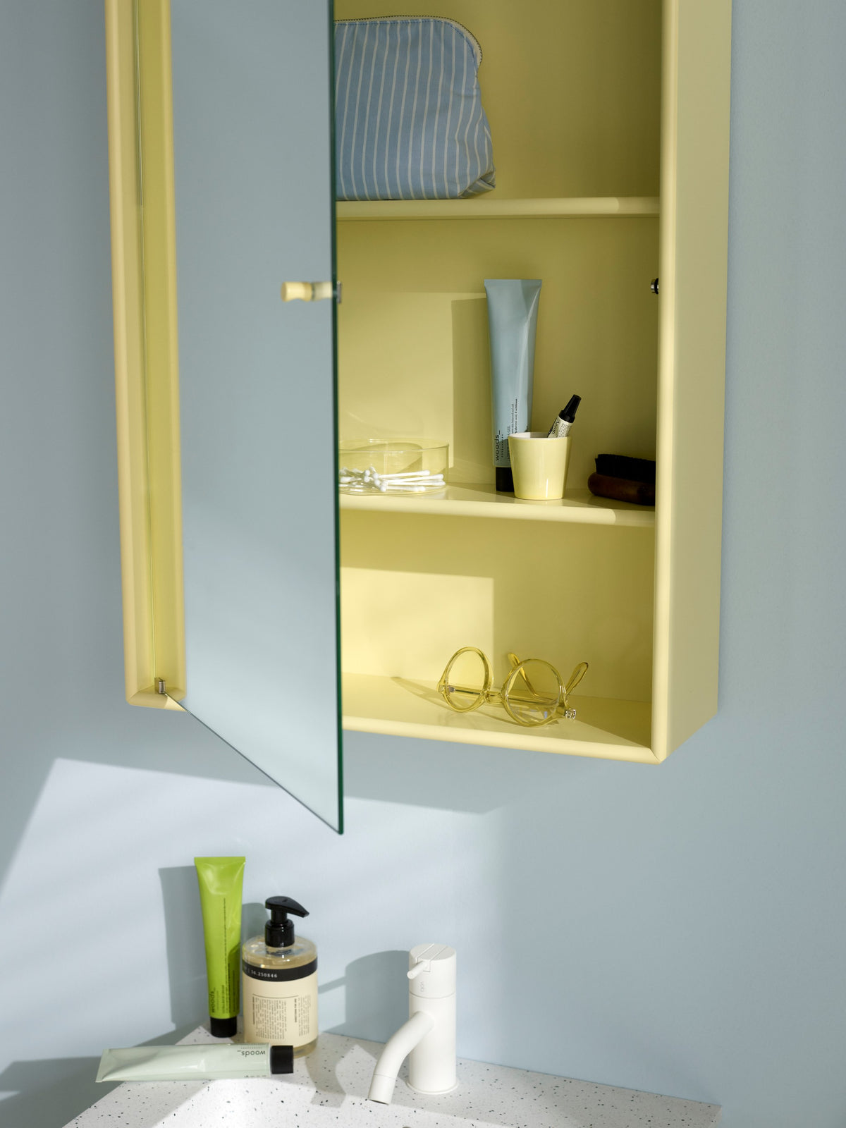 Montana Reflect – spejlskab, 47 × 70 cm - 2 - Jacobsen Plus