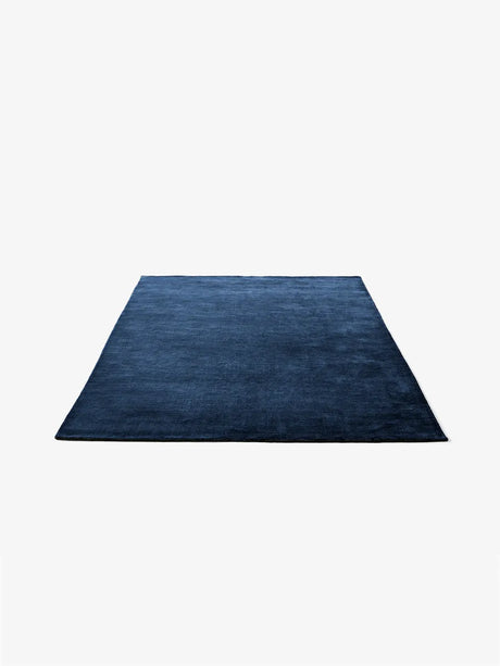 The Moor Rug AP5 170x240 von &Tradition - Blue Midnight - Jacobsen Plus