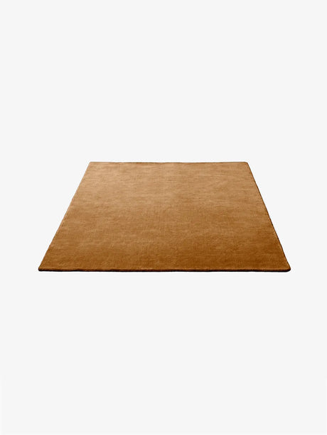The Moor Rug AP5 170x240 von &Tradition - Golden Brown - Jacobsen Plus