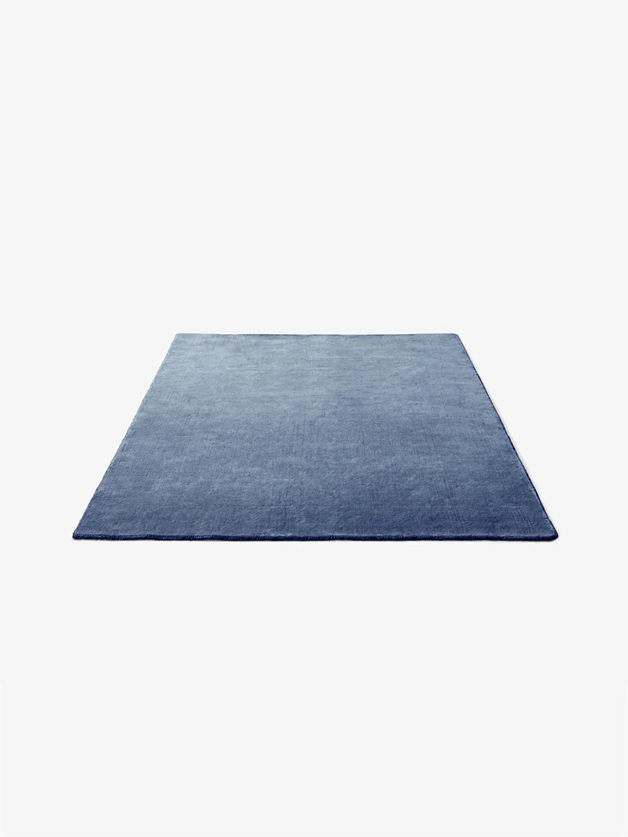 The Moor Rug AP5 170x240 von &Tradition - Grau-blauer Donner - Jacobsen Plus