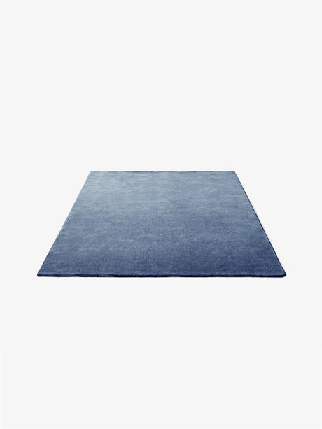The Moor Rug AP5 170x240 von &Tradition - Grau-blauer Donner - Jacobsen Plus