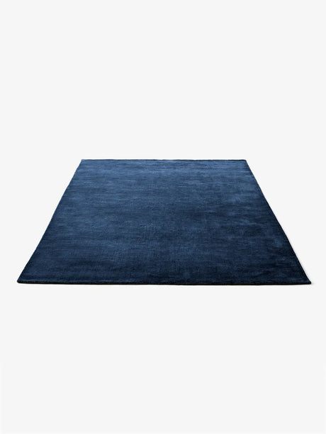 Der Teppich The Moor AP7 200x300 von &Tradition - Blue Midnight - Jacobsen Plus
