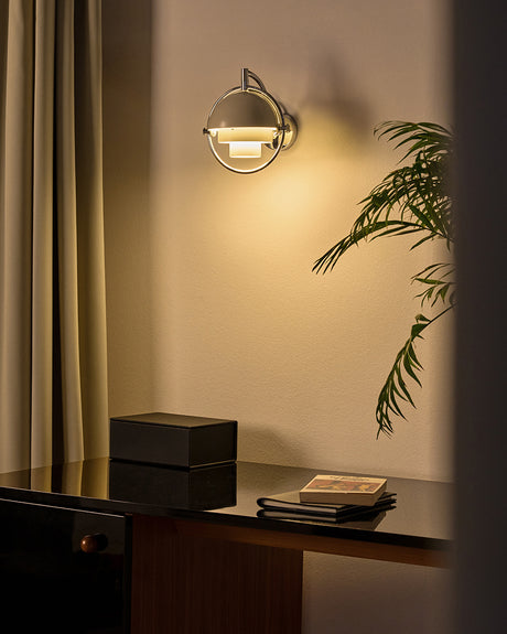 Multi-Lite Wandleuchte von GUBI - Messingschirm – Messinggestell - Jacobsen Plus