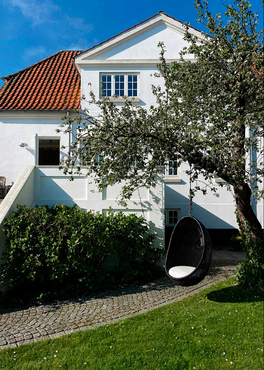 Outdoor Hanging Egg, Black af Nanna Ditzel - 2 - Jacobsen Plus
