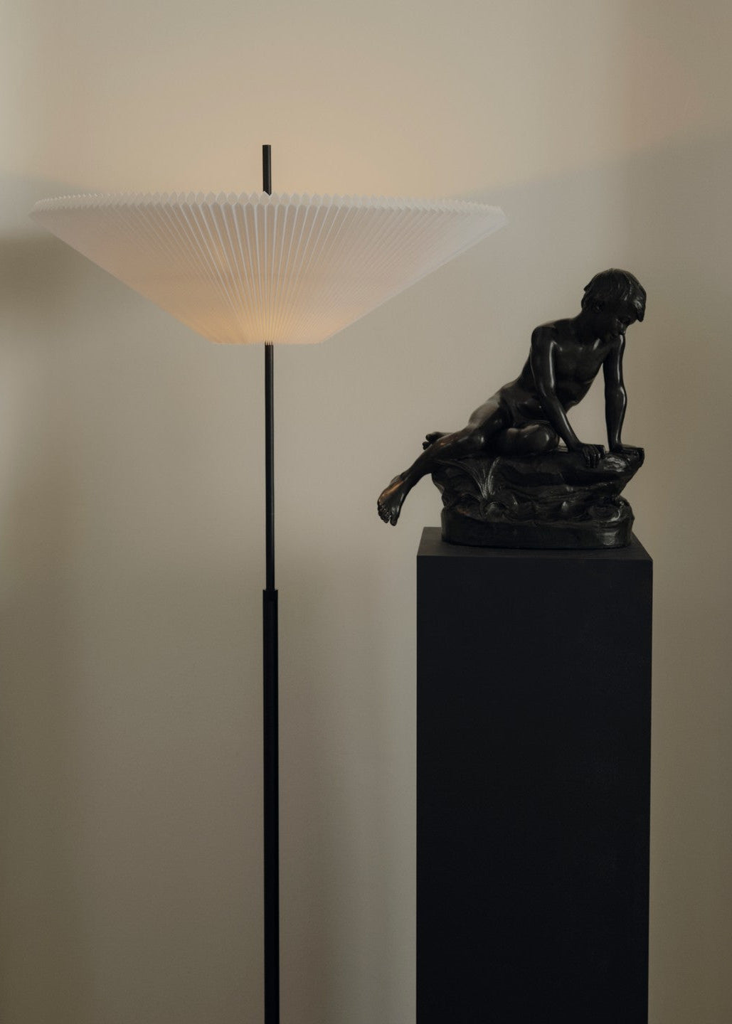 New Works Nebra gulvlampe