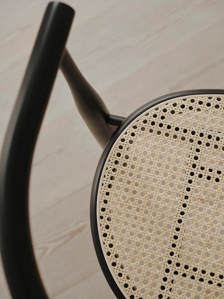 Bukowski Chair m. Fransk Geflecht, Schwarz von New Works