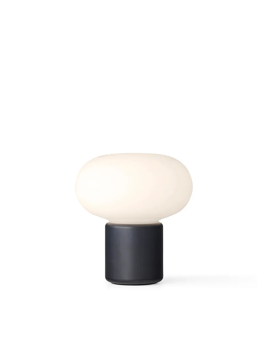 Karl-Johan portable Tischleuchte, Cold Black von New Works
