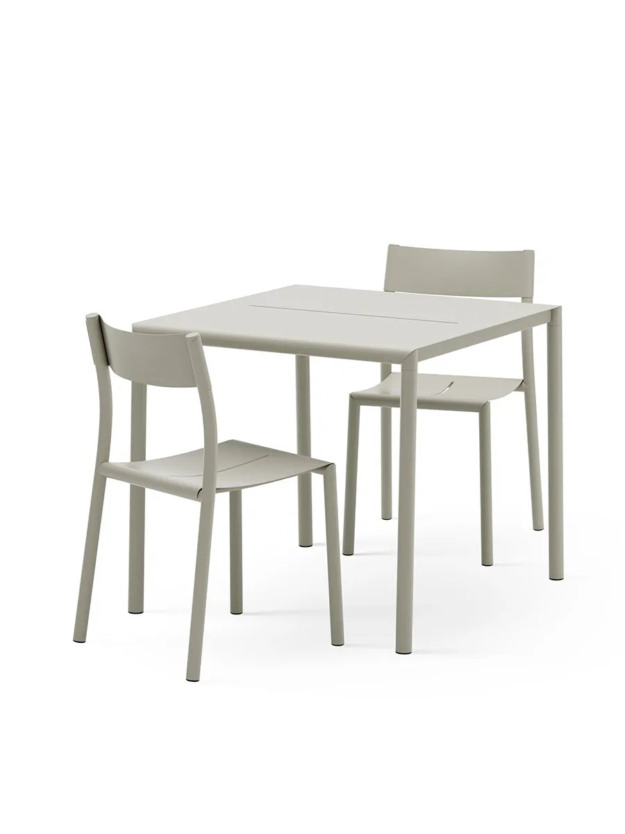 May havesæt, 2 Stühle und Tisch 85x85 in light grey von New Works