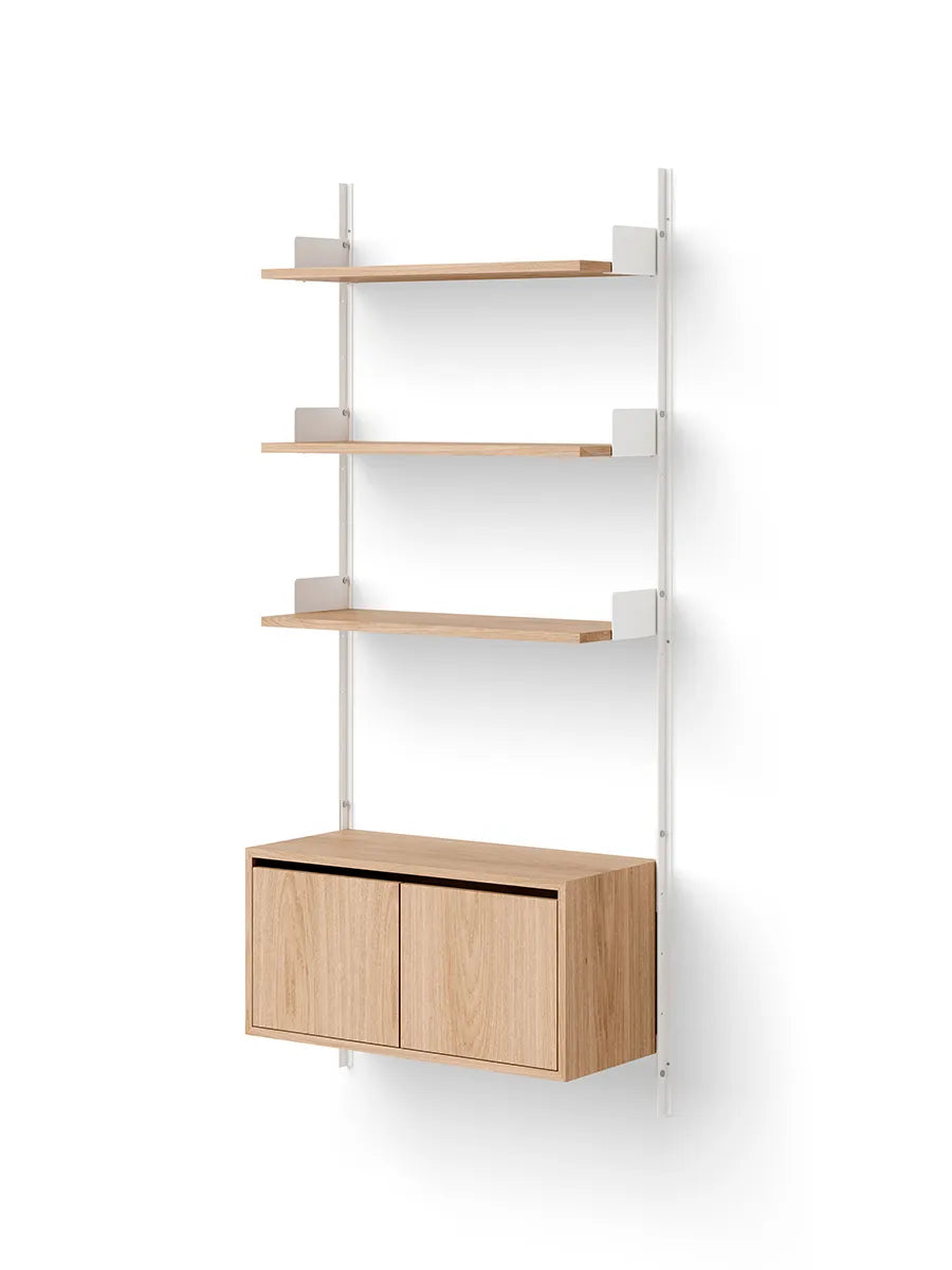 Wall Shelf Cabinet Low w. Doors fra New Works - Eg-hvid - Jacobsen Plus