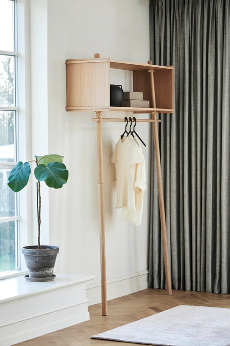 Töjbox Garderobe von Woud - Schwarz lackiert - Jacobsen Plus