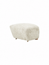 The Tired Man Fußhocker von Audo Copenhagen - Natural Oak - Sheepskin Off-white - Jacobsen Plus