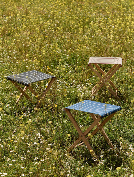 Outdoor Market Folding Stool von HAY - Blau mit beige Stripe - Jacobsen Plus