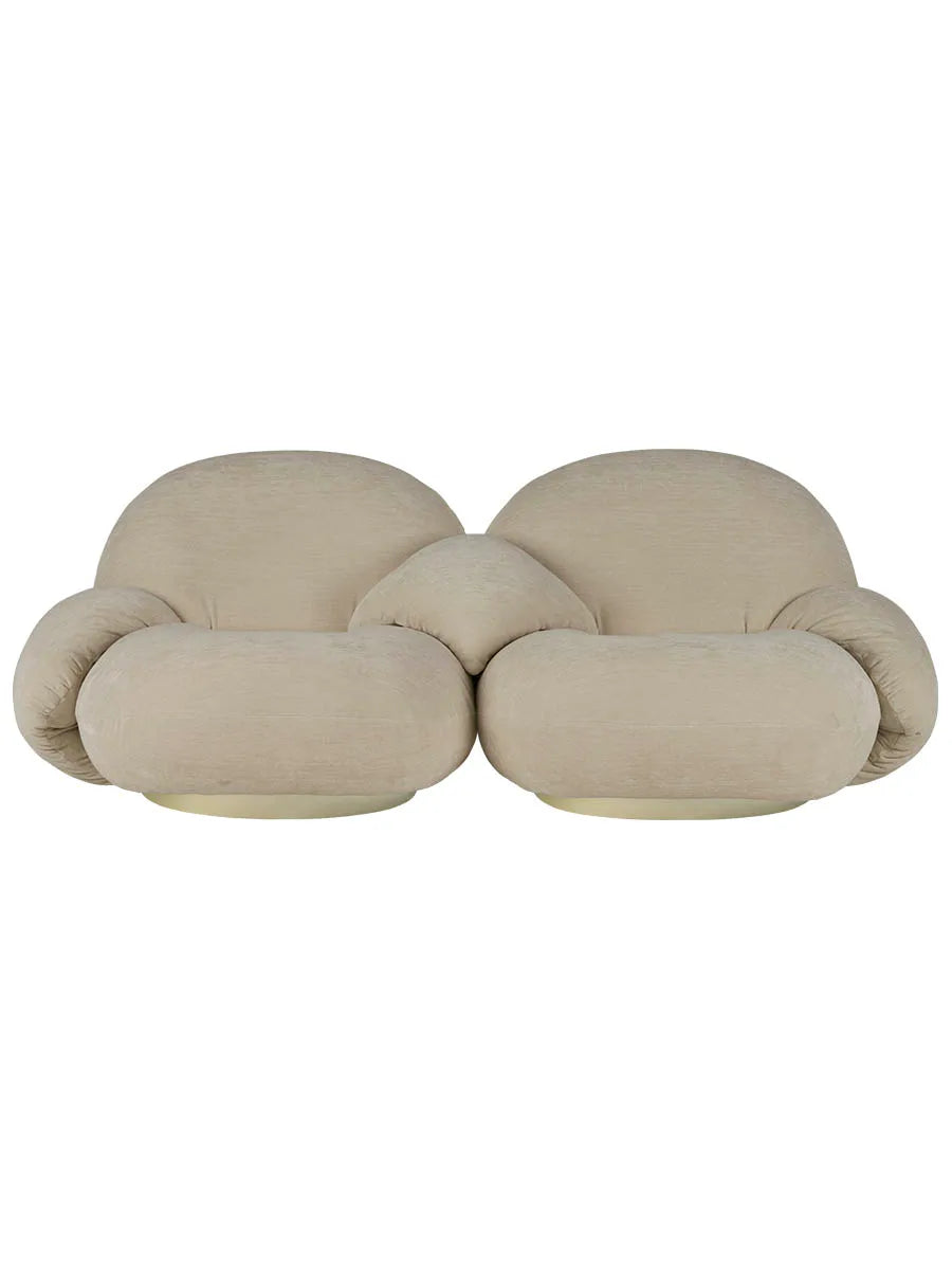 Pacha Sofa 2-Sitzer m. Armlehnen und Mitte von GUBI - 1 - Jacobsen Plus