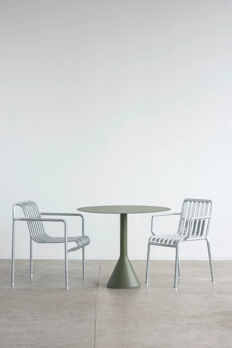 Palissade Cone Tisch von HAY - L: 65 x B: 65 x H: 74 cm / Anthrazit - Jacobsen Plus