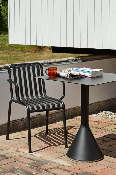 Palissade Cone Tisch von HAY - L: 65 x B: 65 x H: 74 cm / Anthrazit - Jacobsen Plus