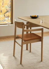 Post Esszimmerstuhl licht geölt Eiche, Sitz gepolstert max 95 Cognac Leder von Fredericia Furniture - 2 - Jacobsen Plus