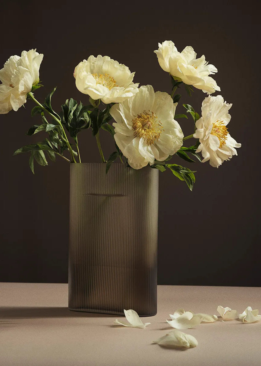Ridge Vase, taupe frosted glass fra Muuto - 2 - Jacobsen Plus