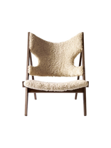 Knitting Lounge Chair, Sheepskin fra Audo Copenhagen - Sheepskin Nature - Dark Stained Oak - Jacobsen Plus