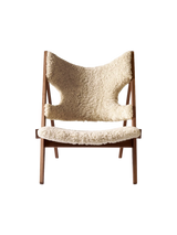 Knitting Lounge Chair, Sheepskin fra Audo Copenhagen - Sheepskin Nature - Walnut - Jacobsen Plus