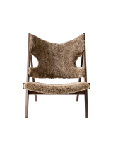 Knitting Lounge Chair, Sheepskin fra Audo Copenhagen - Sheepskin Sahara - Dark Stained Oak - Jacobsen Plus