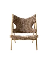 Knitting Lounge Chair, Sheepskin fra Audo Copenhagen - Sheepskin Sahara - Natural Oak - Jacobsen Plus