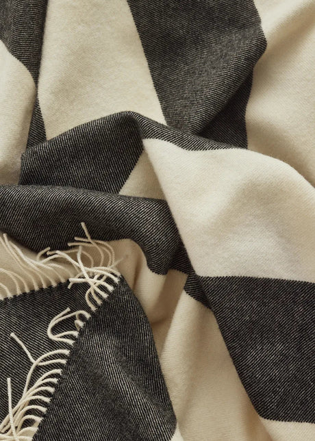 The Sweater Plaid, black fra Silkeborg Uldspinderi - 2 - Jacobsen Plus