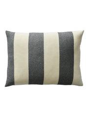 The Sweater Cushion, schwarz von Silkeborg Uldspinderi