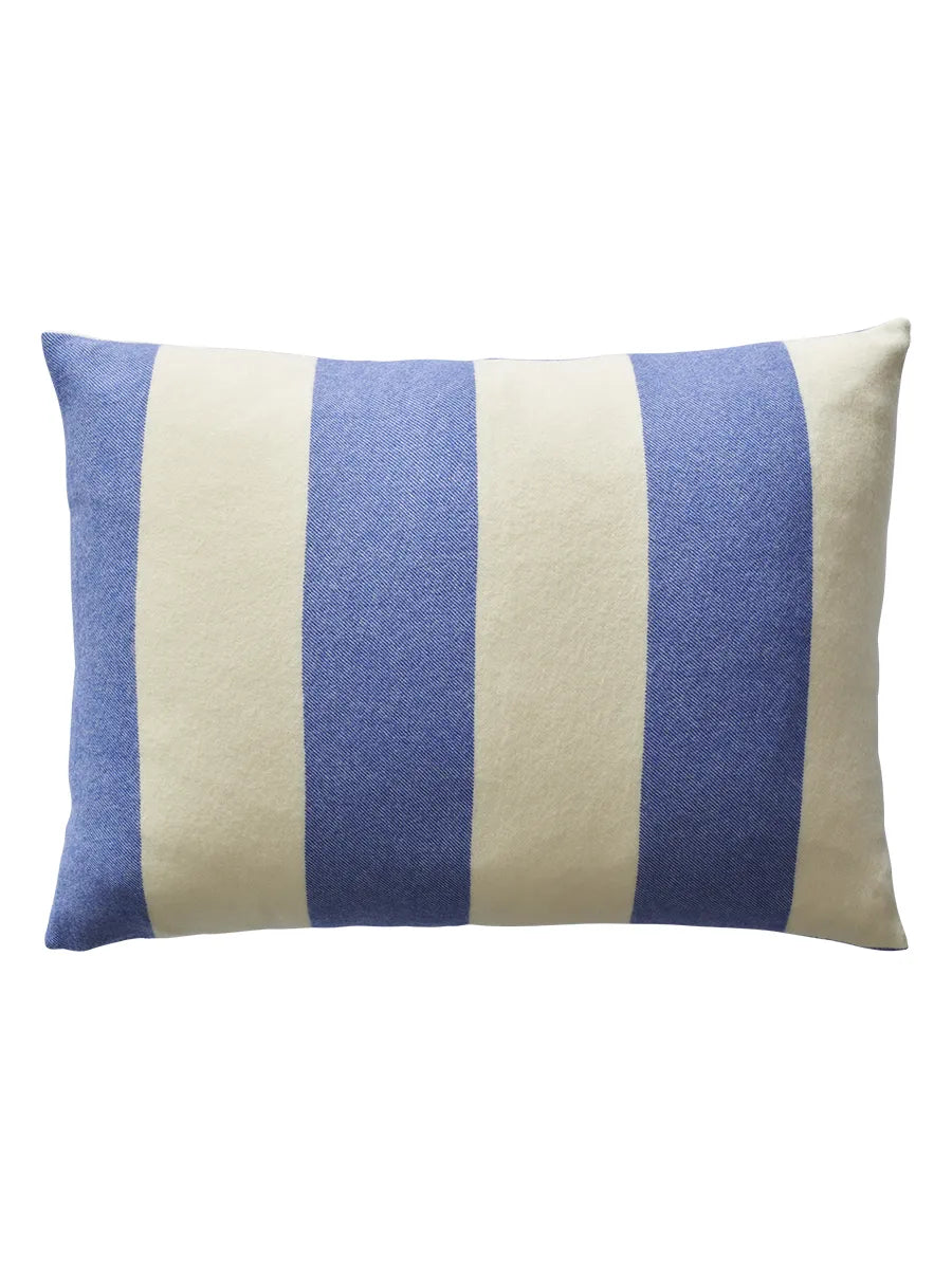 The Sweater Cushion, Kobalt von Silkeborg Uldspinderi - 1 - Jacobsen Plus