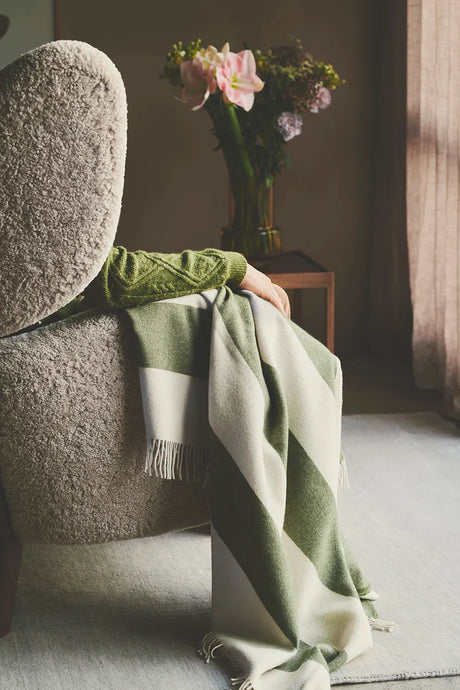 The Sweater Decke, grün von Silkeborg Uldspinderi - 3 - Jacobsen Plus