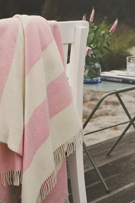 The Sweater Plaid, rose von Silkeborg Uldspinderi - 5 - Jacobsen Plus