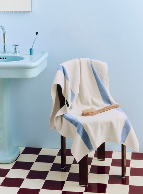 Stripe Badetuch von HAY - Burgunderrot - Jacobsen Plus