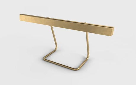 T Model bordlampe fra Anour - Børstet messing - Jacobsen Plus